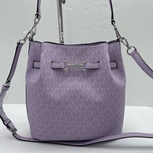 MICHAEL KORS Carson Md Signature Logo Convertible Bucket Crossbody
Lt Quartz
NWT